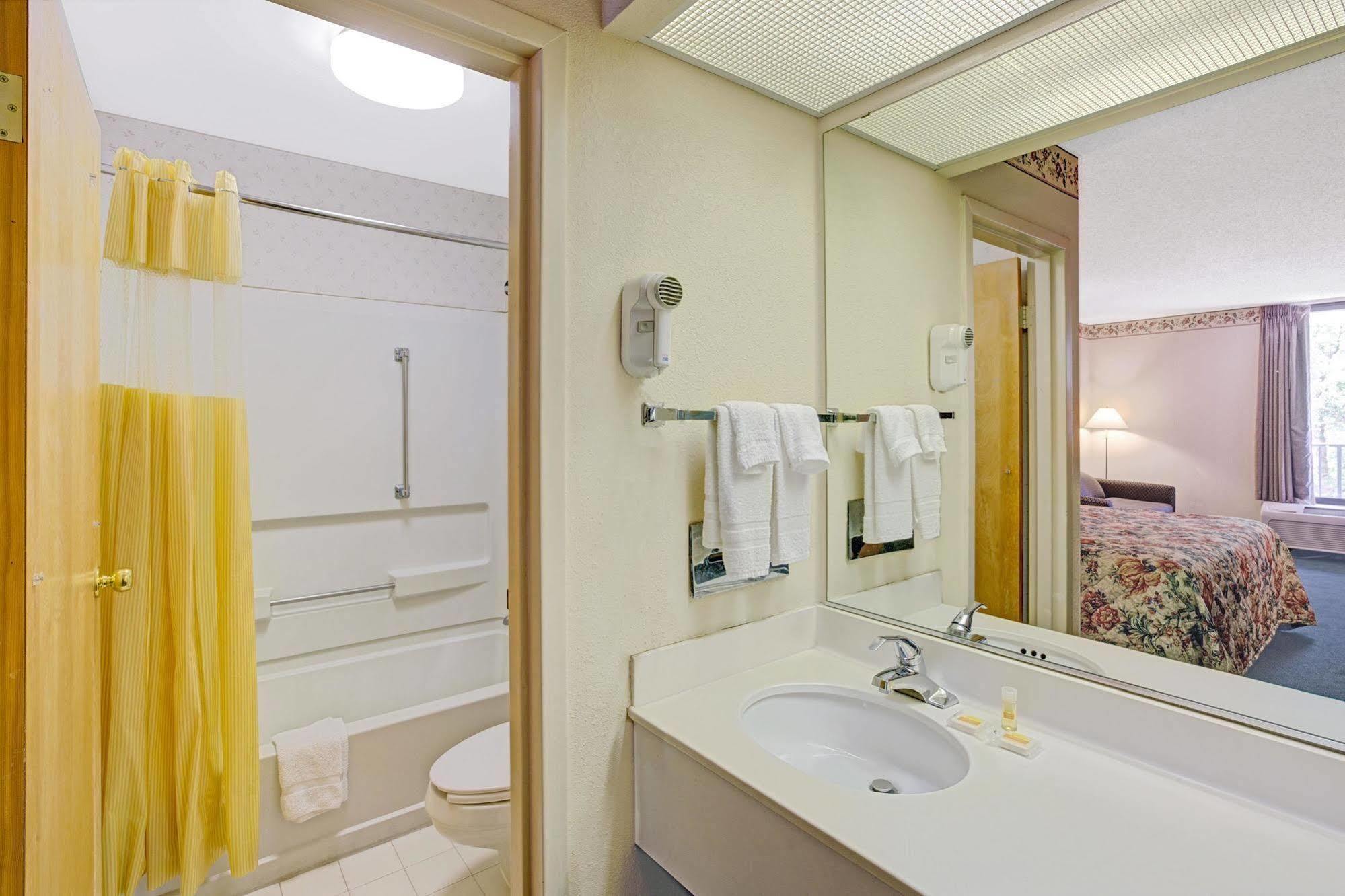 Days Inn Lake Norman Cornelius Exterior foto